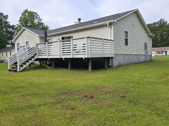 Building Photo - "Charming 3-Bedroom Home with 2 Full Baths in Jacksonville's Cozy Winterberry Court!"