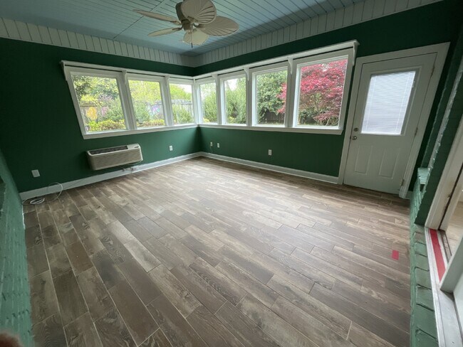 Building Photo - "Charming Kernersville Retreat: Spacious 4-Bed Gem with Granite Touches & Cozy Fireplace"