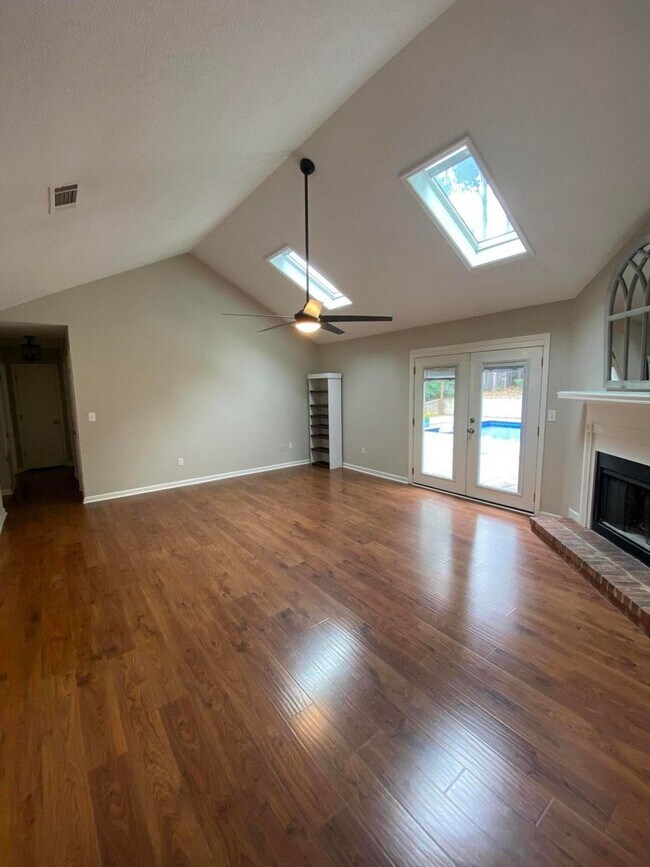 Building Photo - 654 Tara Ln