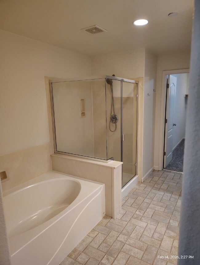 Building Photo - Bonus Office/Den, New Flooring, New Appliance, White Plantation Shutters throughout, Landscaped y...