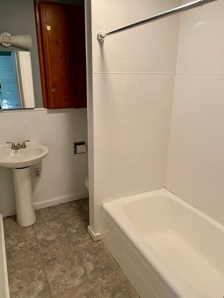 Full Bathroom - 42 Washington Street