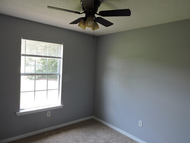 Building Photo - 215 Grand Prix Dr