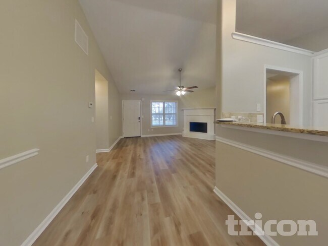 Building Photo - 449 Sarah's Ln