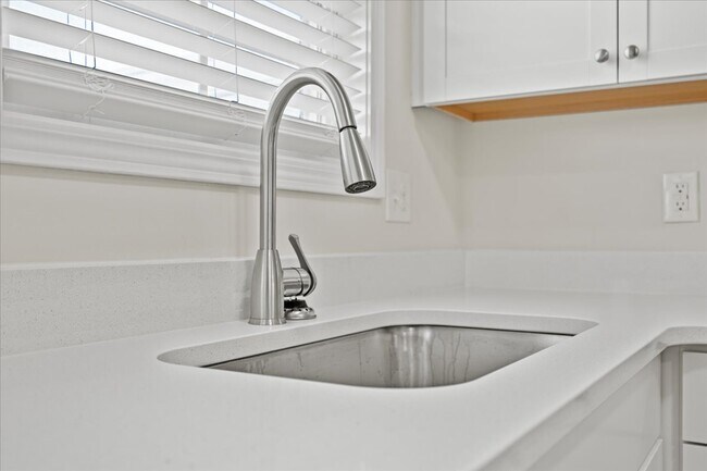 Building Photo - 2804 1/2 Alligator Rd