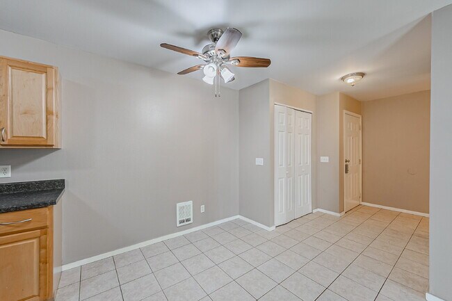 Building Photo - Super cute 2 bedroom, 1 3/4 bathrooms, Ful...