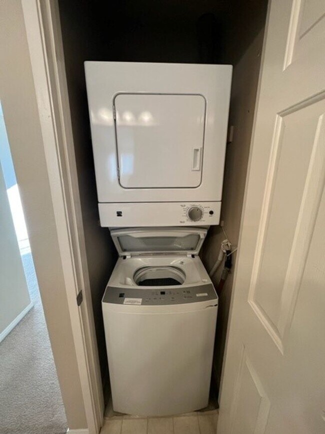 Building Photo - Cozy 1bed 1 bath with in-unit Washer and D...