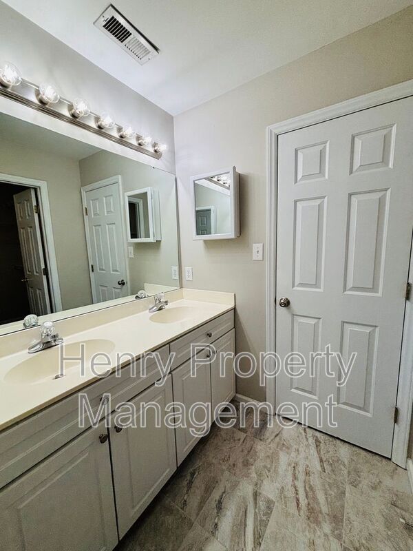 Building Photo - 104 Back Woods Cir