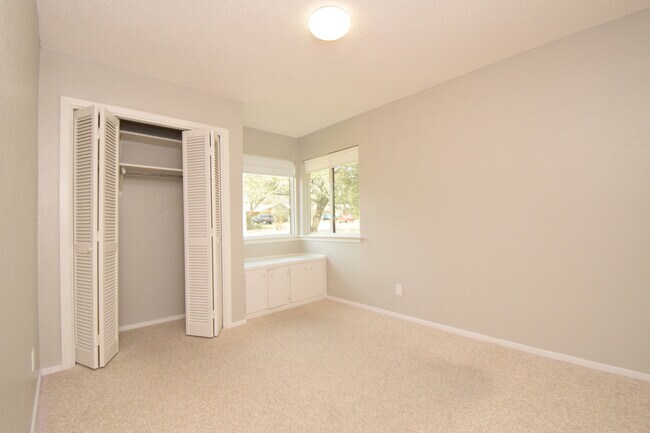 Building Photo - 4/3 w/ Fenced yard & enclosed patio!