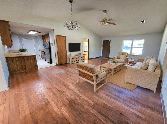 Building Photo - Open Floorplan, 3BD/3Bath with a Huge Sunr...