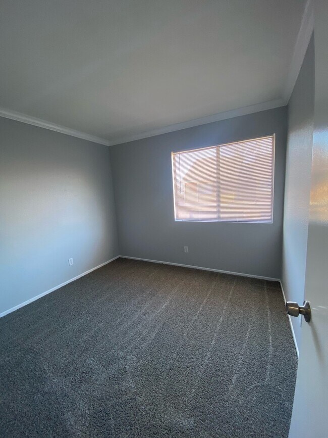 Building Photo - 1460 Kendall Dr