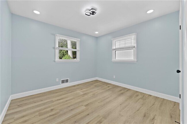 Building Photo - 1728 Wayland Cir NE