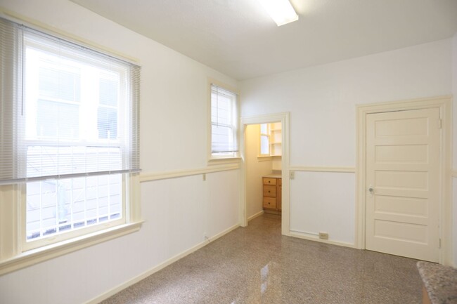 Building Photo - Full Flat with Carpet Floors, Ornamental F...