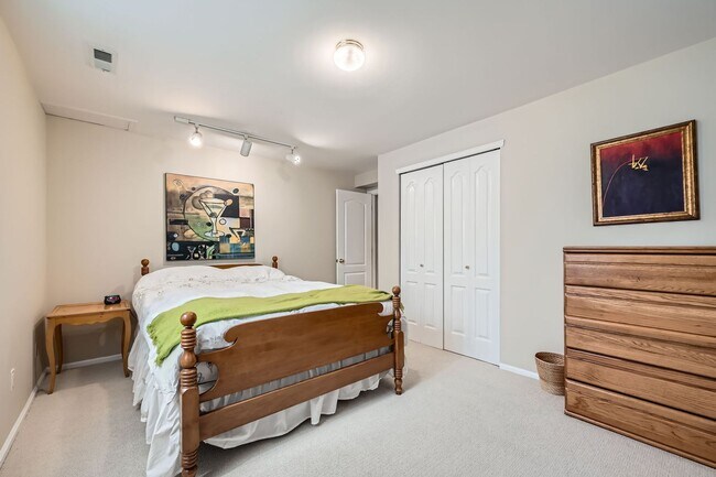 Building Photo - Furnished Downtown Louisville 5BDR Gem