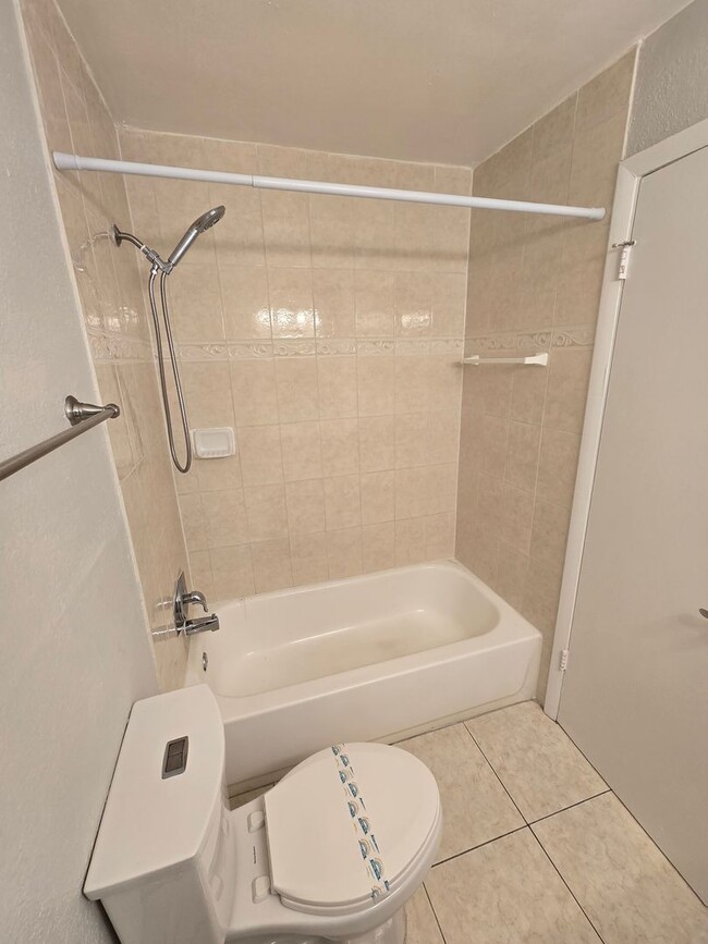 Building Photo - 1BR / 1BA Condo For Rent  - Move in specia...