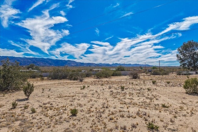 Building Photo - 2 Bedroom Home on 1.8 Acre Lot