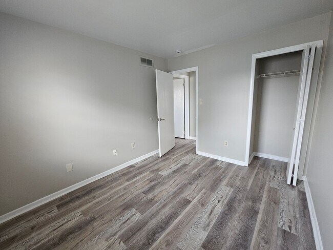 Building Photo - 3 Bedroom 1.5  bathroom End unit Townhouse near Bethlehem Catholic High School.