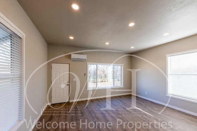 Building Photo - Newly Remodeled 1 Bedroom with an Office