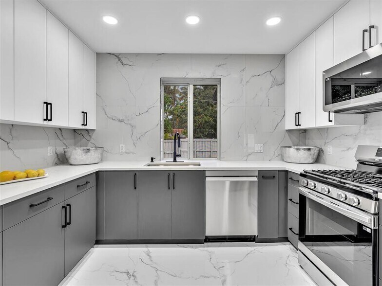 Building Photo - 915 N 14th Ave
