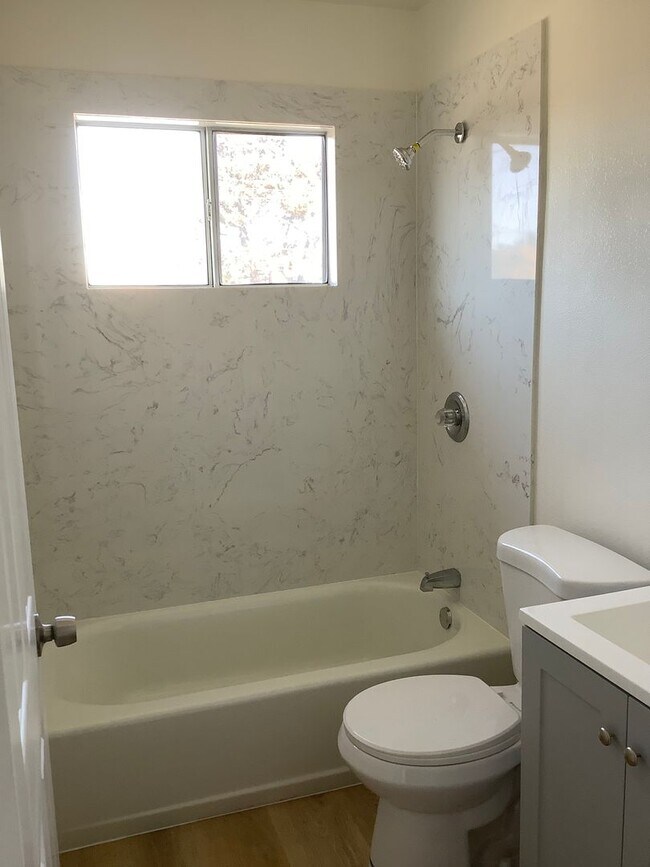 Building Photo - Newly Remodeled Upstairs 2 Bedroom 1 Bath ...