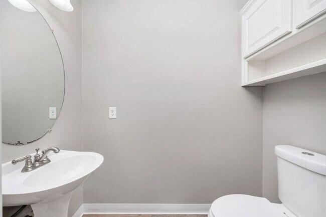 Building Photo - Stunning 4 bedroom, 2.5 bathroom home!! Must See!!