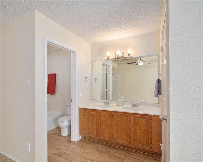 Building Photo - Charming 3 Bed 2 Bath Home in West Fort Worth