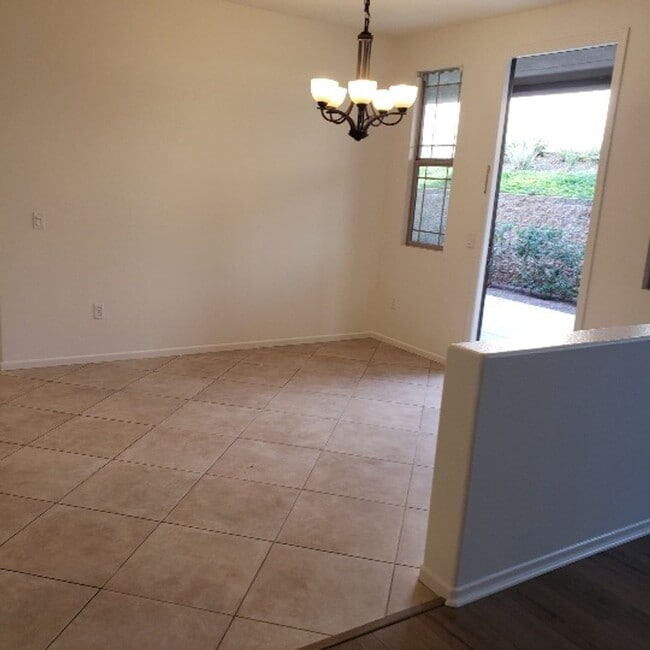 Building Photo - Awesome Home Awesome area 2bed w/ bonus ro...
