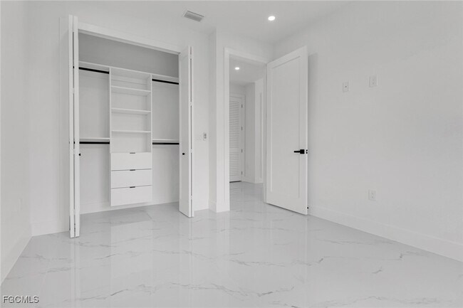 Building Photo - 928 NE 8th Pl