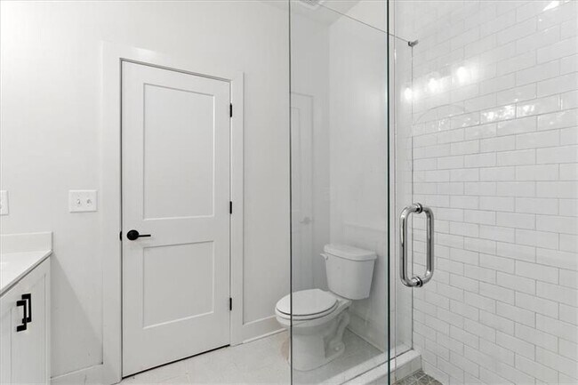 Building Photo - 170 Color Cir