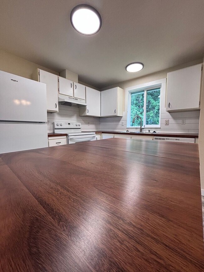 Building Photo - Beautifully Updated 4-Bedroom Home in Desirable Northeast Tacoma