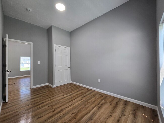 Building Photo - 1636 N Sherman Ave