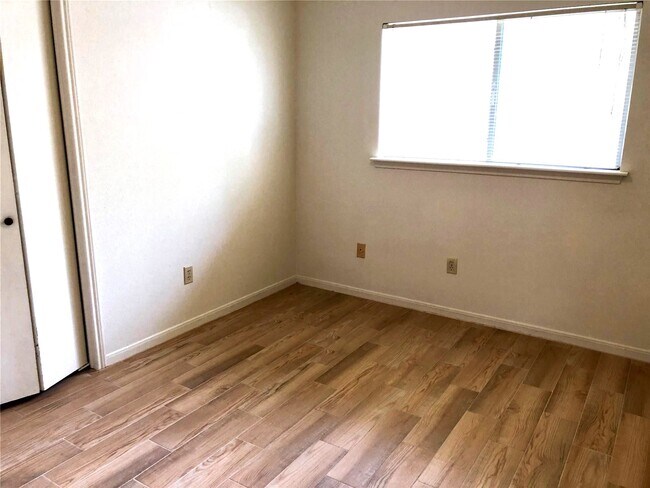 Building Photo - 15650 Pebble Lake Dr