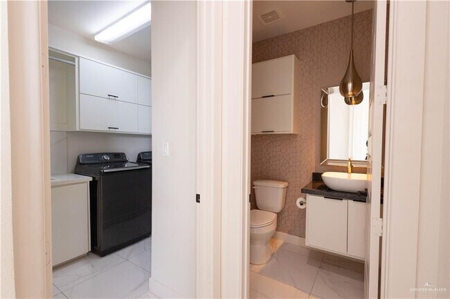 Building Photo - 30 Wisteria Ave