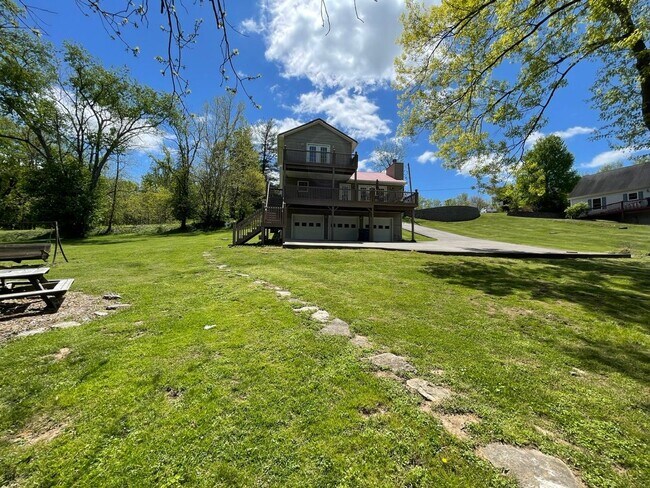 Building Photo - Beautiful Shelbyville Lake House