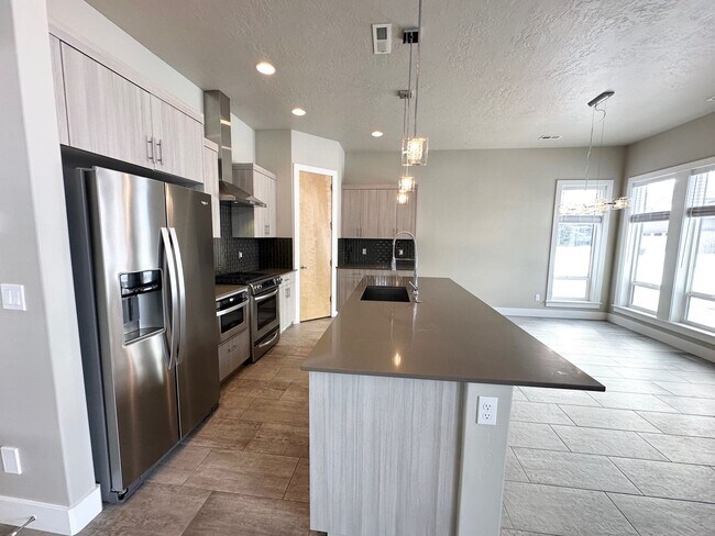 Building Photo - Rarely available in the most preferred River District! Available July 2026