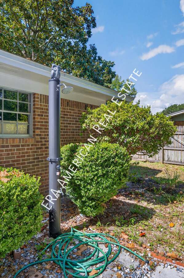 Building Photo - 614 Merioneth Dr NE