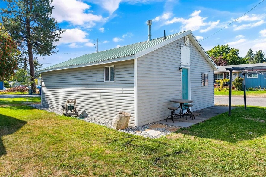 Building Photo - 1101 E Stiner Ave