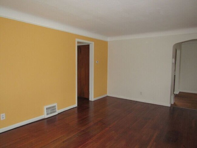 Building Photo - Charming 3BD Home In Maple Hts.