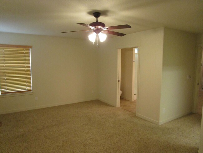Building Photo - 3 Bedroom, 2 Bathroom on Corner Lot in Subdivision in North Prineville - Available Now!