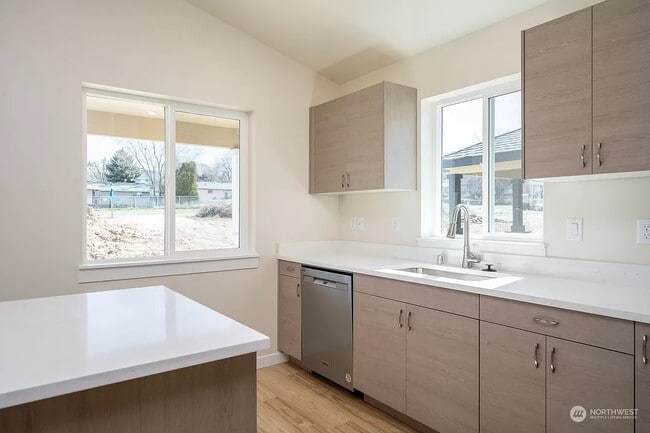 Building Photo - 123 9th Ave