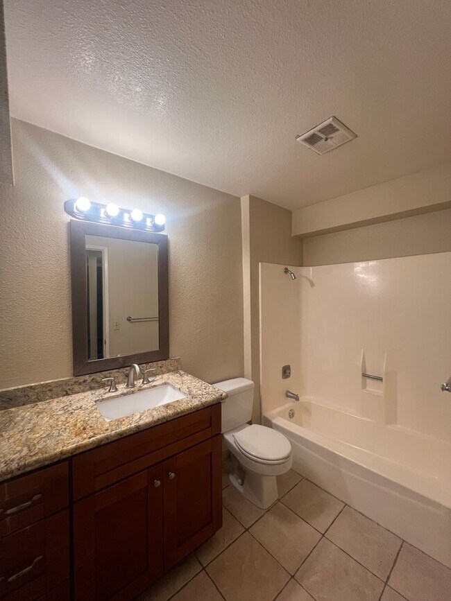 Building Photo - 2 Bedroom Condo in Mission Valley