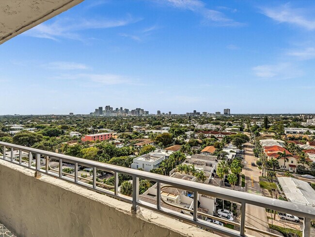 Building Photo - 900 NE 18th Ave