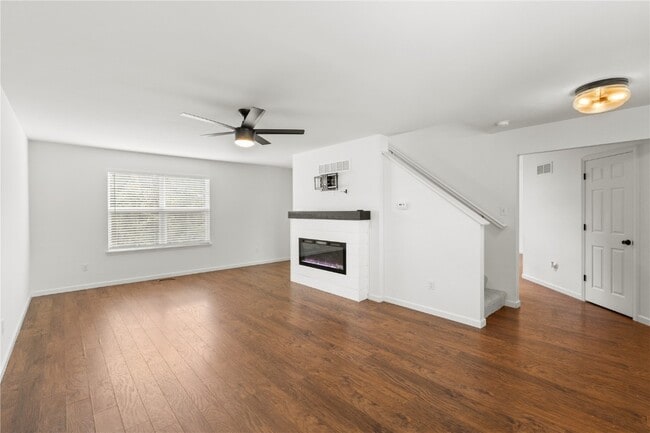 Building Photo - 945 Crestwood Ln