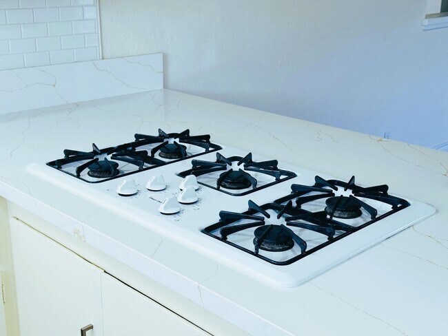 Building Photo - 2105 E Petunia St