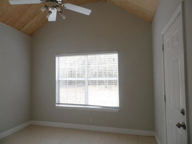 Building Photo - 147 Royal Dr