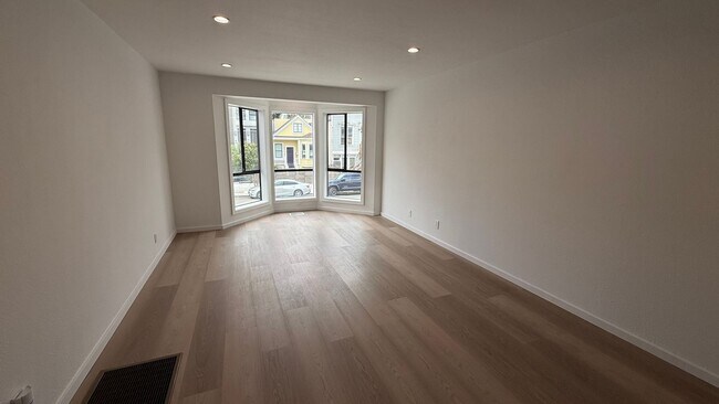 Building Photo - 1630 Oakdale Ave