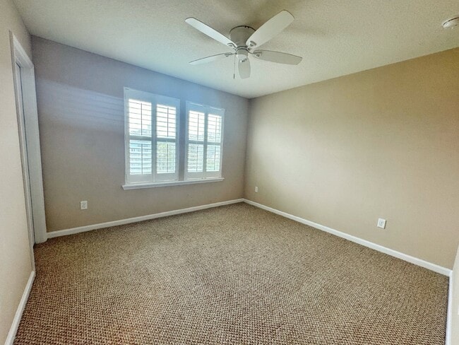 Building Photo - Islander Townhome with water views and garage!