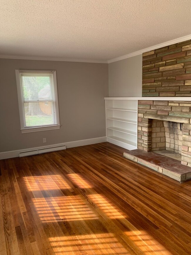Building Photo - Country Living with City Convenience!