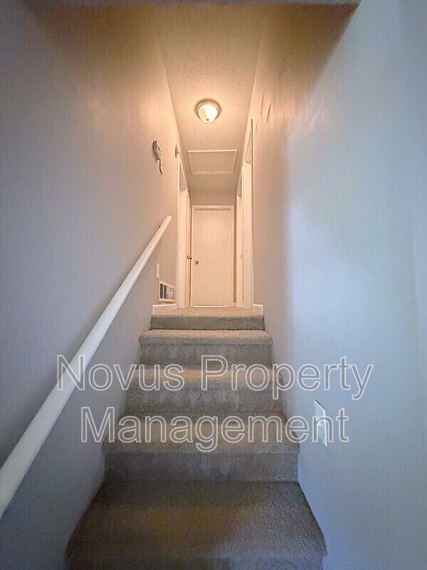 Building Photo - 125 S Meadowcliff Cir