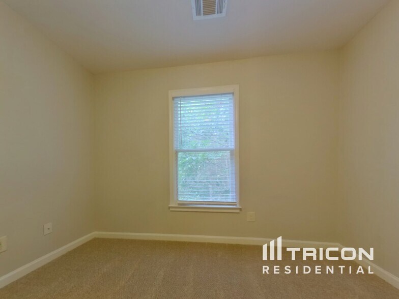 Building Photo - 6735 Hembree Dr