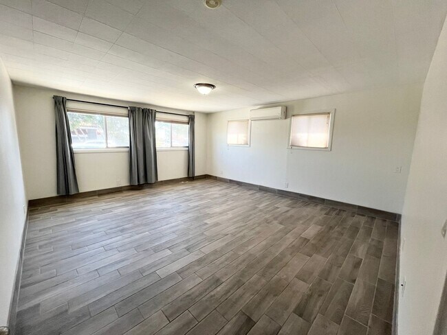 Building Photo - Charming 4 bedroom house with extra living...